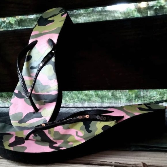 Medium Womens pink camo wedge flip flops with sequin straps - Picture 6 of 6
